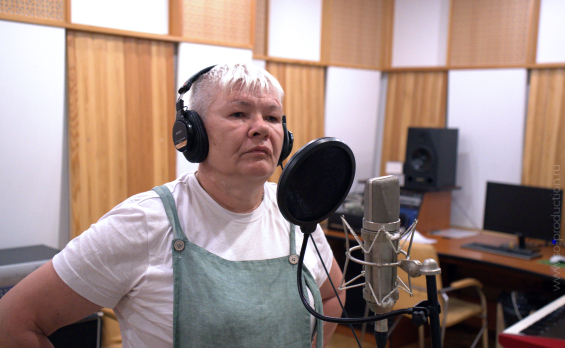 Марина Клещёва записывает новую песню в студии компании Союз Продакшн