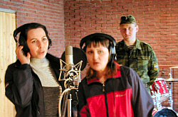 Лариса Шлыкова и Елена Маслова записывают в студии песню. Под охраной.