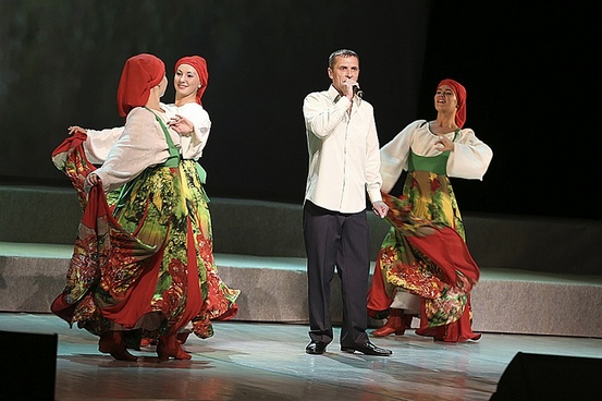 Свою песню «Прими меня, Родина» исполняет Евгений Козыренко из Новосибирской области.